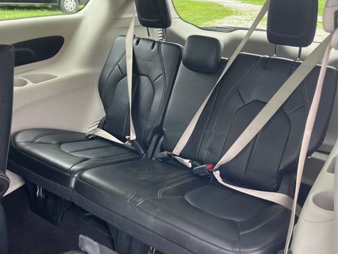 Used 2024 Chrysler Pacifica Limited FWD image 14