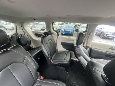 Used 2023 Chrysler Pacifica Touring-L AWD/4WD image 14