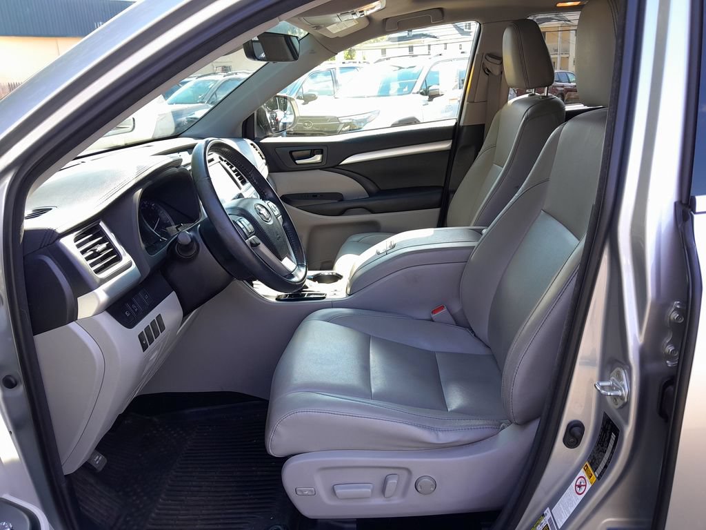 Used 2018 Toyota Highlander XLE AWD/4WD image 14