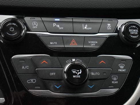 Used 2023 Chrysler Pacifica Touring-L FWD image 30