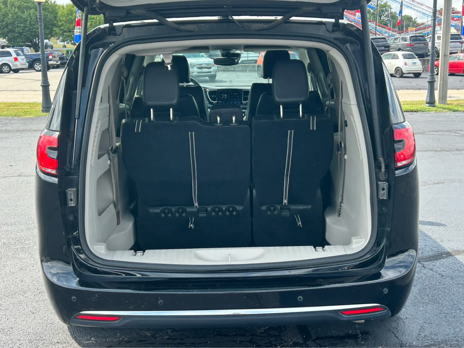 Used 2024 Chrysler Pacifica Touring-L FWD image 6