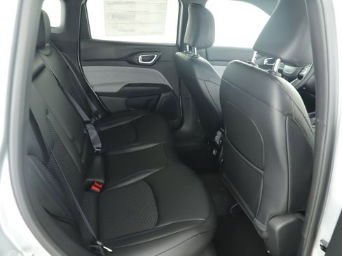 New 2026 Jeep Compass Latitude image 21