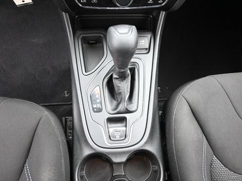Used 2020 Jeep Cherokee Latitude FWD image 19