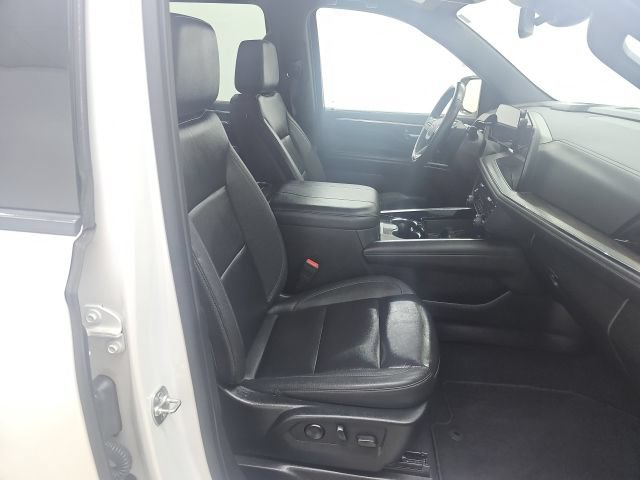Used 2025 Chevrolet Suburban Z71 AWD/4WD image 23