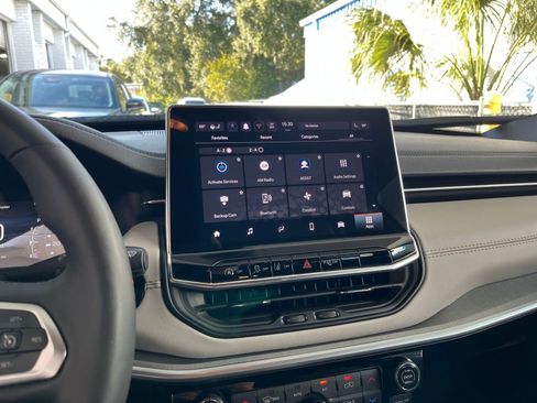 Used 2025 Jeep Compass Limited image 21