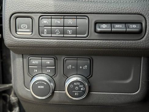 Used 2023 GMC Yukon XL Denali AWD/4WD image 24