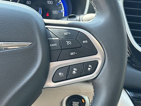 Used 2023 Chrysler Pacifica Touring-L FWD image 19