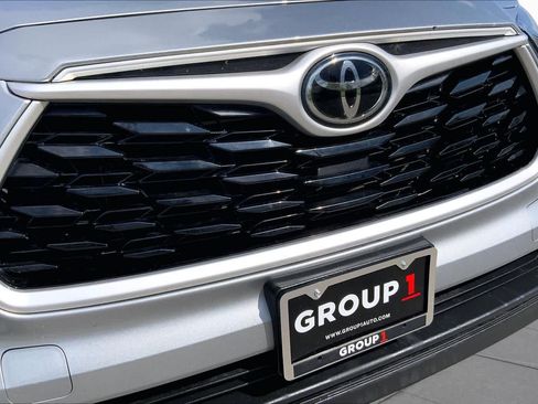 Used 2022 Toyota Highlander XLE AWD/4WD image 29