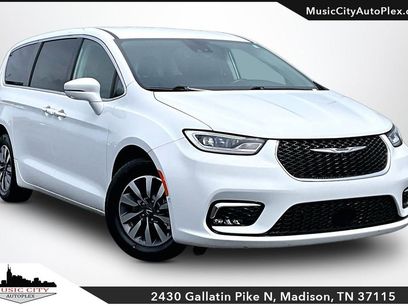 Used 2022 Chrysler Pacifica Touring-L w/ Uconnect Theater Family Group