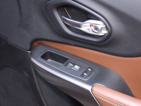 Used 2019 Jeep Cherokee Overland w/ Technology Group image 13