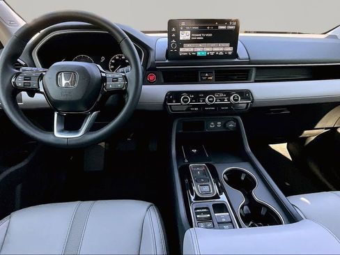 Used 2025 Honda Pilot Touring image 8