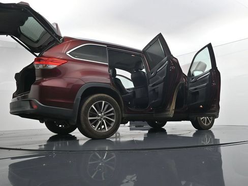 Used 2018 Toyota Highlander XLE AWD/4WD image 29