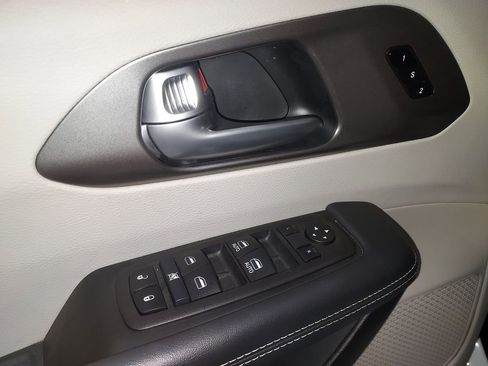 Used 2024 Chrysler Pacifica Touring-L image 19