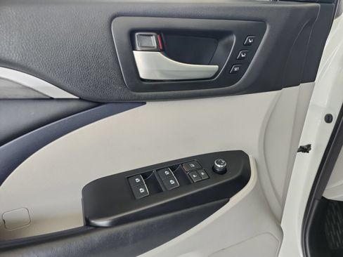 Used 2018 Toyota Highlander Limited FWD image 16