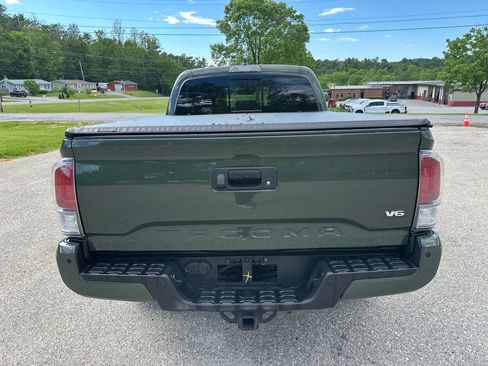 Used 2022 Toyota Tacoma TRD Off-Road w/ TRD Premium Off Road Package AWD/4WD image 4