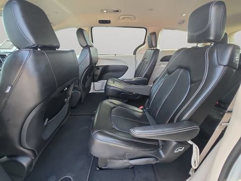 Used 2023 Chrysler Pacifica Touring-L FWD image 12