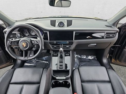 Used 2024 Porsche Macan image 9