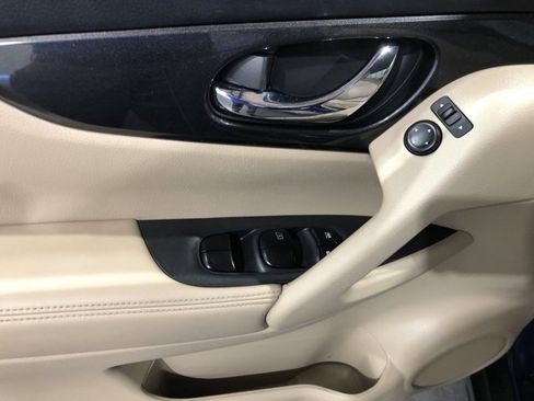 Used 2018 Nissan Rogue SV image 11