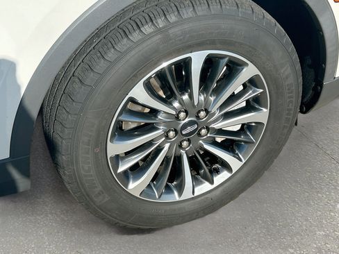 Used 2023 Lincoln Nautilus FWD w/ Premium Package image 32