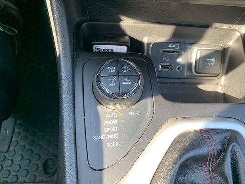 Used 2018 Jeep Cherokee Trailhawk AWD/4WD image 44