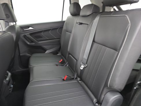 Certified 2024 Volkswagen Tiguan SE FWD image 15