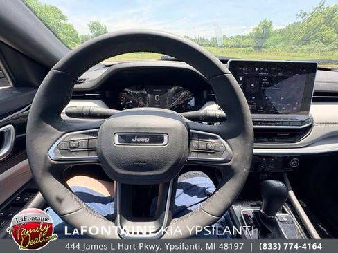 Used 2025 Jeep Compass Limited AWD/4WD image 13