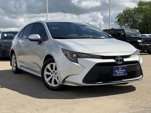 Used 2025 Toyota Corolla LE FWD image 2