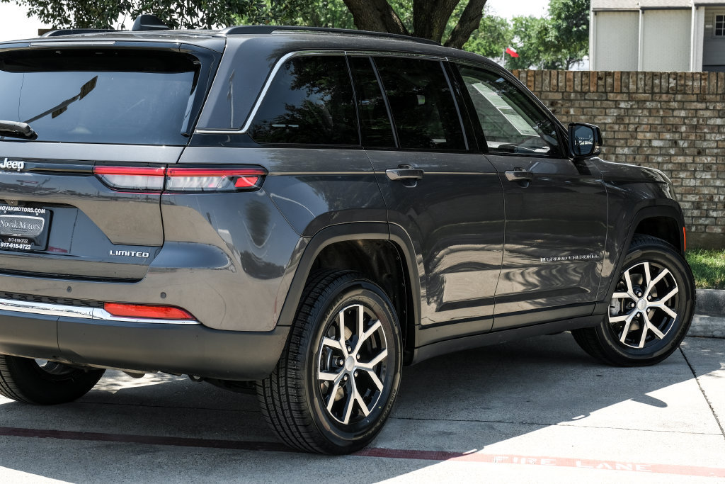 Used 2023 Jeep Grand Cherokee Limited AWD/4WD image 17