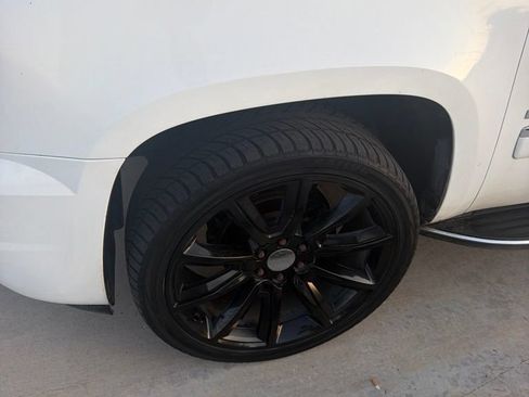 Used 2010 GMC Yukon Denali RWD image 5