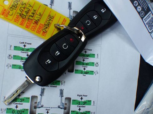 Used 2025 Chevrolet Trax RS w/ Driver Confidence Package image 32