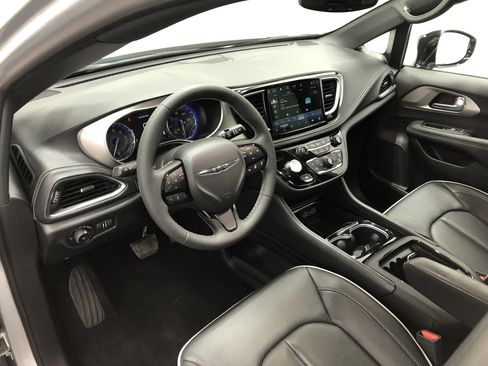 Certified 2024 Chrysler Pacifica Limited w/ S Appearance Package FWD image 15