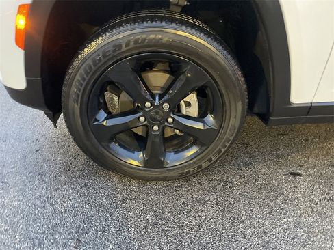 Used 2023 Jeep Grand Cherokee Altitude image 9