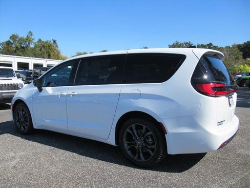 New 2026 Chrysler Pacifica Select image 4