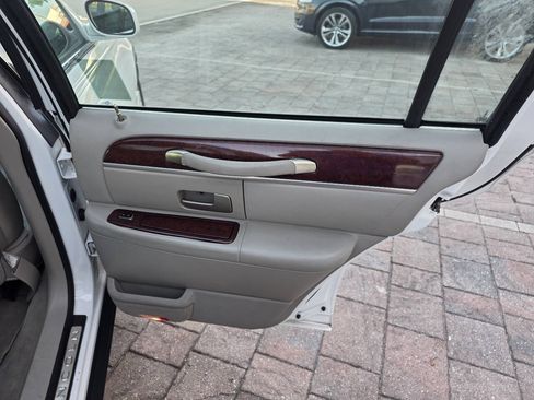 Used 2003 Lincoln Town Car Executive RWD image 11