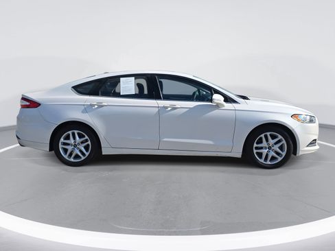 Used 2013 Ford Fusion SE image 4