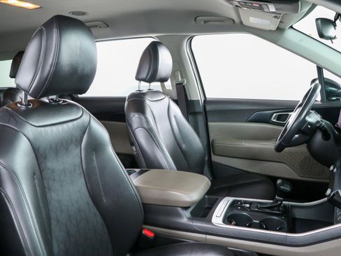 Used 2025 Kia Carnival FWD image 28