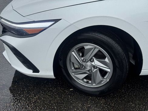 Certified 2025 Hyundai Elantra SE w/ Cargo Package FWD image 8