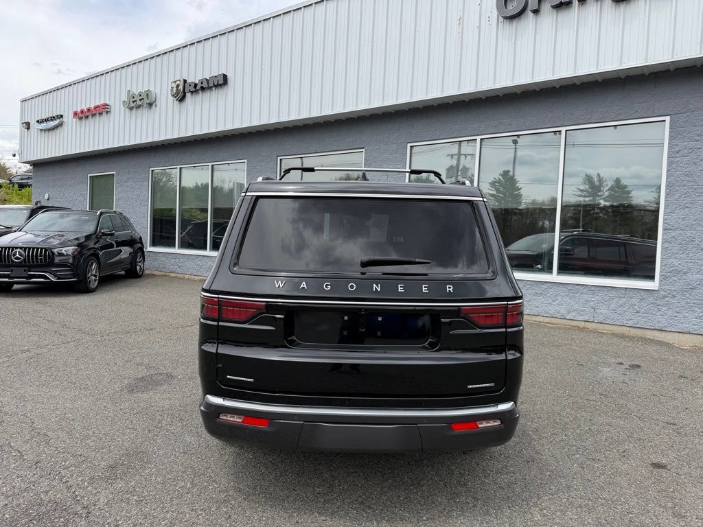 Used 2022 Jeep Wagoneer Series III w/ Premium Group I AWD/4WD image 7