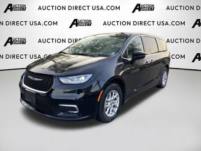 Used 2025 Chrysler Pacifica Select