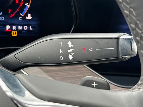 Used 2025 Chevrolet Suburban Z71 image 33