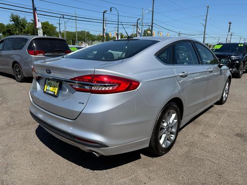 Used 2017 Ford Fusion SE w/ Fusion SE Technology Package FWD image 5