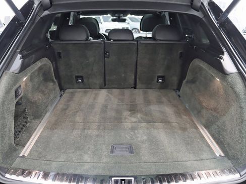 Used 2019 Bentley Bentayga image 35