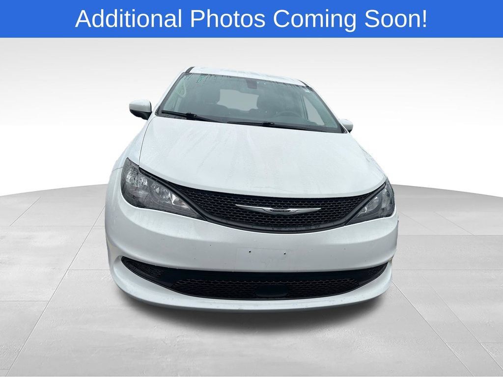 Used 2022 Chrysler Voyager LX FWD image 2