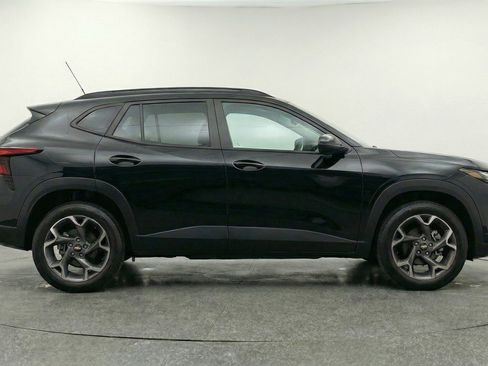Used 2025 Chevrolet Trax LT FWD image 11