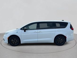 Used 2023 Chrysler Pacifica Limited w/ Uconnect Theater Family Group FWD video 2