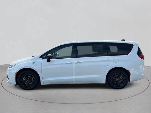 Used 2023 Chrysler Pacifica Limited w/ Uconnect Theater Family Group FWD image 2