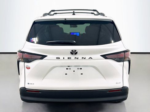 New 2026 Toyota Sienna XLE FWD image 5