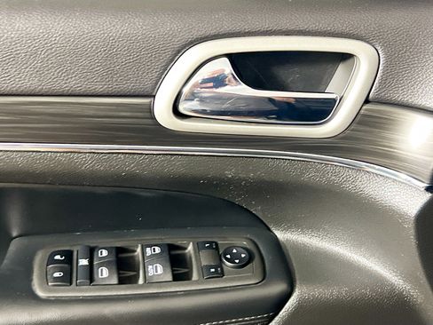 Used 2022 Jeep Grand Cherokee Limited image 16