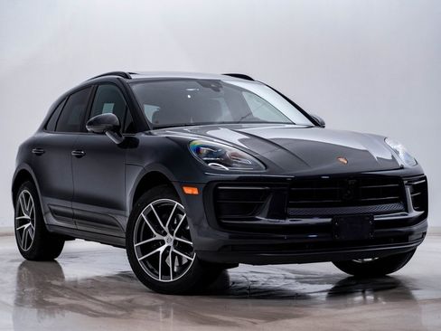 Certified 2025 Porsche Macan image 8