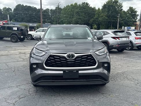 Used 2024 Toyota Highlander LE FWD image 2